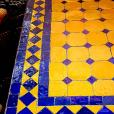 Mesa de mosaico azul y amarillo