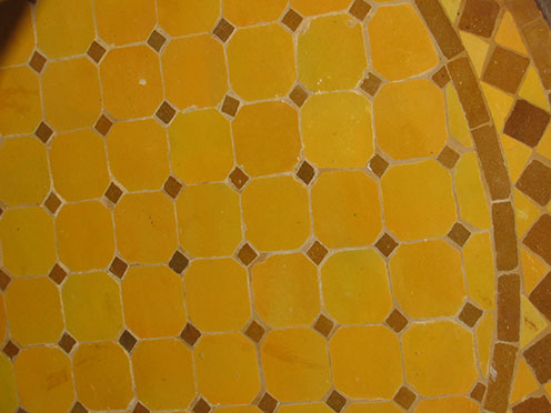 Mesa de mosaico marrón y amarillo