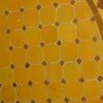 Mesa de mosaico marrón y amarillo